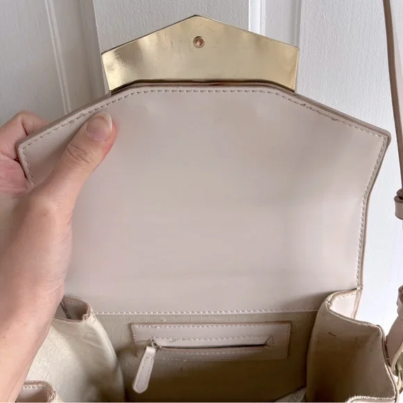 Cream Shoulder Bag with Golden Metal Clasp - Picture 9 of 16